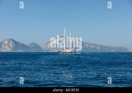 Die Insel Capri ist eine sehr malerische, üppige und außergewöhnliche Lage in Italien ist berühmt für seine hohe Felsen. Stockfoto