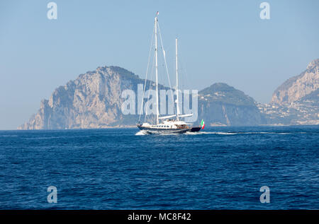 Die Insel Capri ist eine sehr malerische, üppige und außergewöhnliche Lage in Italien ist berühmt für seine hohe Felsen. Stockfoto