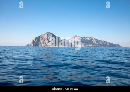 Die Insel Capri ist eine sehr malerische, üppige und außergewöhnliche Lage in Italien ist berühmt für seine hohe Felsen. Stockfoto