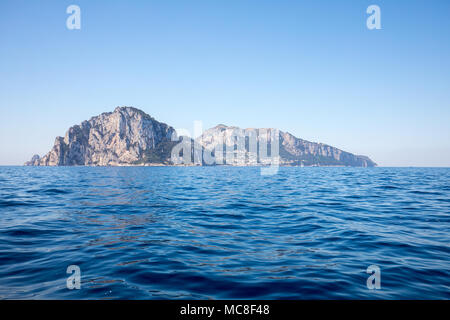 Die Insel Capri ist eine sehr malerische, üppige und außergewöhnliche Lage in Italien ist berühmt für seine hohe Felsen. Stockfoto