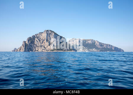 Die Insel Capri ist eine sehr malerische, üppige und außergewöhnliche Lage in Italien ist berühmt für seine hohe Felsen. Stockfoto