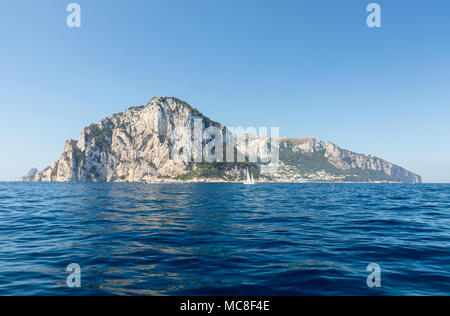 Die Insel Capri ist eine sehr malerische, üppige und außergewöhnliche Lage in Italien ist berühmt für seine hohe Felsen. Stockfoto
