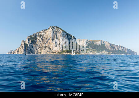 Die Insel Capri ist eine sehr malerische, üppige und außergewöhnliche Lage in Italien ist berühmt für seine hohe Felsen. Stockfoto