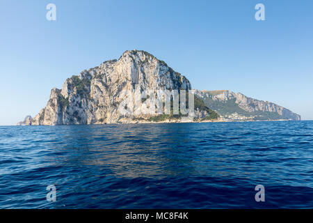 Die Insel Capri ist eine sehr malerische, üppige und außergewöhnliche Lage in Italien ist berühmt für seine hohe Felsen. Stockfoto