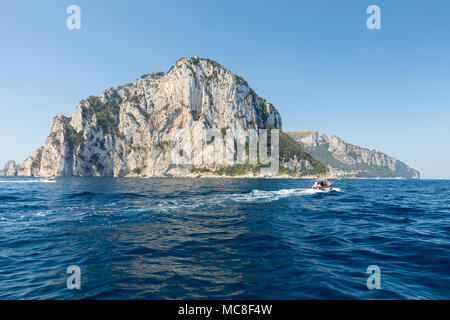 Die Insel Capri ist eine sehr malerische, üppige und außergewöhnliche Lage in Italien ist berühmt für seine hohe Felsen. Stockfoto