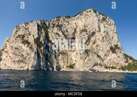 Die Insel Capri ist eine sehr malerische, üppige und außergewöhnliche Lage in Italien ist berühmt für seine hohe Felsen. Stockfoto