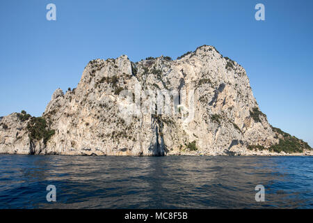 Die Insel Capri ist eine sehr malerische, üppige und außergewöhnliche Lage in Italien ist berühmt für seine hohe Felsen. Stockfoto