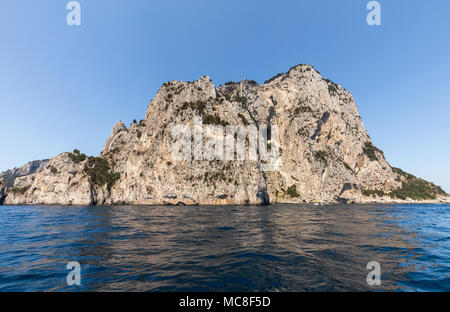 Die Insel Capri ist eine sehr malerische, üppige und außergewöhnliche Lage in Italien ist berühmt für seine hohe Felsen. Stockfoto