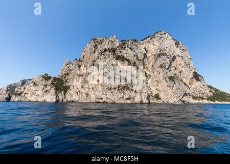 Die Insel Capri ist eine sehr malerische, üppige und außergewöhnliche Lage in Italien ist berühmt für seine hohe Felsen. Stockfoto