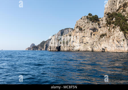 Die Insel Capri ist eine sehr malerische, üppige und außergewöhnliche Lage in Italien ist berühmt für seine hohe Felsen. Stockfoto