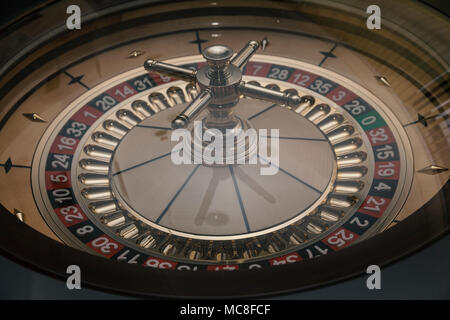 Roulette mit einer Kugel in der Nähe. Der Ball fiel auf Rot Stockfoto