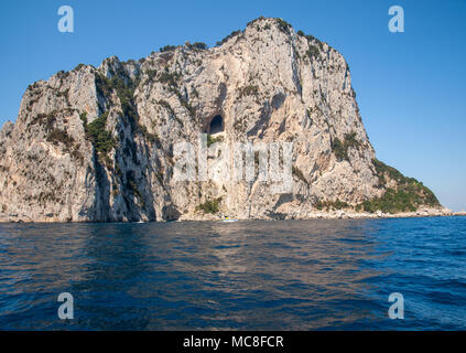 Die Insel Capri ist eine sehr malerische, üppige und außergewöhnliche Lage in Italien ist berühmt für seine hohe Felsen. Stockfoto