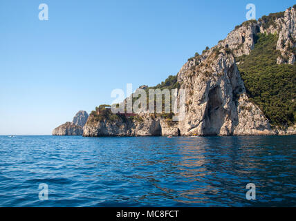 Die Insel Capri ist eine sehr malerische, üppige und außergewöhnliche Lage in Italien ist berühmt für seine hohe Felsen. Stockfoto