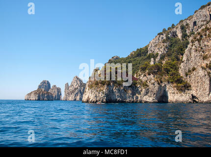 Die Insel Capri ist eine sehr malerische, üppige und außergewöhnliche Lage in Italien ist berühmt für seine hohe Felsen. Stockfoto