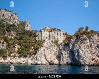 Die Insel Capri ist eine sehr malerische, üppige und außergewöhnliche Lage in Italien ist berühmt für seine hohe Felsen. Stockfoto