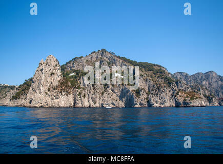 Die Insel Capri ist eine sehr malerische, üppige und außergewöhnliche Lage in Italien ist berühmt für seine hohe Felsen. Stockfoto