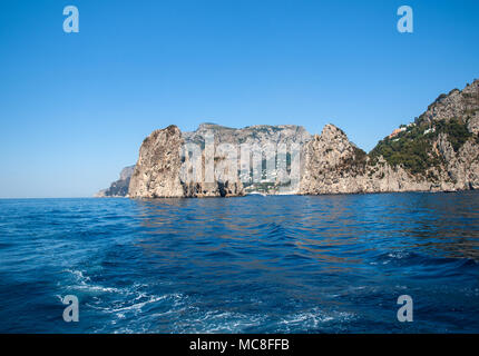 Die Insel Capri ist eine sehr malerische, üppige und außergewöhnliche Lage in Italien ist berühmt für seine hohe Felsen. Stockfoto