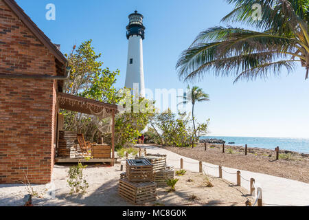 Miami, USA - März 15,2018: Key Biscayne Leuchtturm und altes Haus Museum auf südlich von Miami an einem sonnigen Tag. Stockfoto