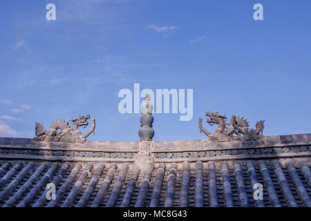 Traditionelle Stein Drachen Dekoration auf dem Dach in der Altstadt von Dukezong, Shangri La, Yunnan, China Stockfoto