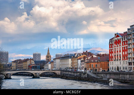 Kirche, Isere Fluss und Brücke in Grenoble, Frankreich Stockfoto