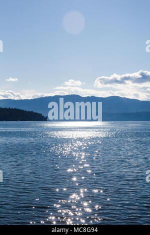 Sun reflektiert den Gewässern der Saanich Inlet in der Nähe von Sidney, British Columbia, Kanada Stockfoto