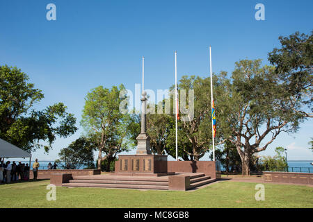 Darwin, NT, Australia-April 10,2018: Flags um halb am Ehrenmal War Memorial mit Menschen und Zelt in Darwin, Australien Stockfoto