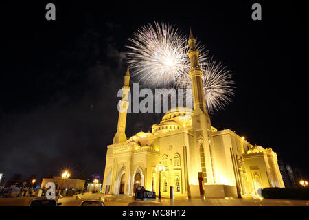 Eine Feier des Ramadan Feuerwerk in einer Moschee in Sharjah VAE Stockfoto