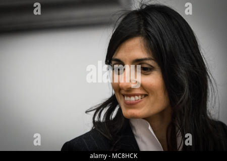 Rom, Italien. 13 Apr, 2018. Pressekonferenz der Bürgermeister von Rom Virginia Raggi und der Abteilung Infrastruktur Margherita Gatta und der Präsident der Stadt Halle IV Roberta Della Casa kommunizieren einige Nachrichten auf die Werke der Via Tiburtina. Am 13. April 2018 in Rom, Italien Quelle: Andrea Ronchini/Pacific Press/Alamy leben Nachrichten Stockfoto