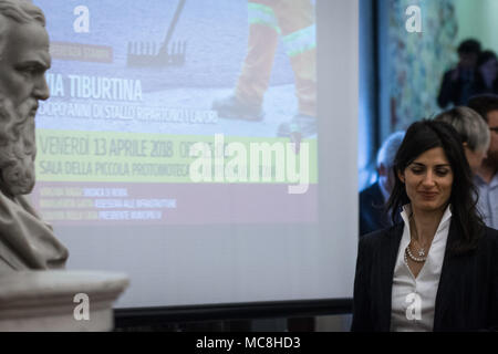 Rom, Italien. 13 Apr, 2018. Pressekonferenz der Bürgermeister von Rom Virginia Raggi und der Abteilung Infrastruktur Margherita Gatta und der Präsident der Stadt Halle IV Roberta Della Casa kommunizieren einige Nachrichten auf die Werke der Via Tiburtina. Am 13. April 2018 in Rom, Italien Quelle: Andrea Ronchini/Pacific Press/Alamy leben Nachrichten Stockfoto