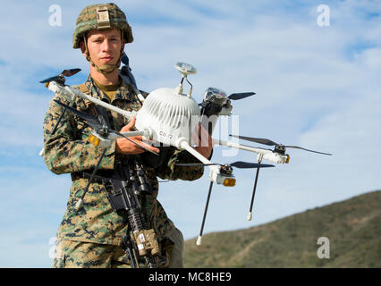 Ein US-Marine mit 3Rd Battalion, 4th Marines, Kilo Unternehmen wirft mit einer Drohne während der Städtischen moderner Marinetechnik Übung 2018 (ANTX 18) in Camp Pendleton, Kalifornien, USA, 20. März 2018. Die Marines testen Technologien der nächsten Generation die Möglichkeit, den betrieblichen Nutzen von neuen Technologien und Innovationen im Maschinenbau, die Überlebensfähigkeit der Marine, die Letalität und Konnektivität in komplexen urbanen Umgebungen verbessern, beurteilen können. Stockfoto