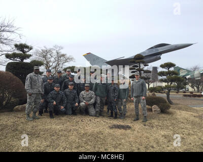 Flieger mit der 2 Fighter Wing von Chitose Air Base, Japan, und 35th Fighter Wing posieren für ein Foto bei Misawa Air Base, Japan, 21. März 2018. Japan Air Verteidigung-kraft Flieger reisten nach Misawa Teil in den USA und Japan bilaterale Karriere Ausbildung, das ist eine halb-jährlichen Ereignis zu nehmen.