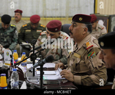 Die irakischen Sicherheitskräfte Führungskräfte und Koalition Mitglieder durch ein wichtiger Führer Engagement im Camp Madrid, Irak, 22. März 2018. Die 71 Nationen und vier internationalen Organisationen der Globalen Koalition mit der Koalition bleiben zum Besiegen von ISIS verpflichtet und haben in verschiedenen Kapazitäten zu Bemühung beigetragen. Stockfoto