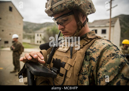 Lance Corporal zeichnete Rothwell, ein rifleman mit Kilo Unternehmen, 3.BATAILLON, 4. Marine Regiment, 1st Marine Division, schaut auf eine Tablette, die mit Beartooth Radio erweitert wurde, testen Sie die neuen Kommunikationsmöglichkeiten mit einem digitalen Radio, dass Paare, die mit mobilen Geräten verschlüsselten kurzen, von Daten über lange Strecken, ohne sich auf die Infrastruktur, während die Städtische fortschrittliche Technologien ANTX Übung 2018 (18), 22. März 2018. Urban ANTX 18 ist ein innovativer Ansatz zum Konzept und zur Entwicklung der Fähigkeiten, die Ingenieure, Technologen und Betreiber in eine dynamische integriert d Stockfoto