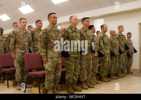 US-Armee Soldaten der 319. Expeditionary Signal Battalion, 505Th Signal Brigade, 335.- Signal [Theater], stehen an Aufmerksamkeit nach Auszeichnungen für eine gut erledigte Arbeit in Übersee bei North Fort Hood, Texas, am 24. März 2018. Diese Reserve Bataillon ging weg von ihrer zivilen Leben zu verbessern amerikanischen Verbündeten Zug in der cutting edge Cyber Security und Kriegsführung Techniken alle über das Horn von Afrika und, Stärkung der Kommunikation zwischen den USA und ihren afrikanischen Verbündeten. Stockfoto