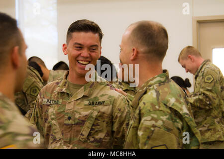 US-Armee SPC. Alexander Bastilo, einer Multi-channel-Übertragungssysteme operator-Betreuer mit Firma B, 319 Expeditionary Signal Battalion, 505Th Signal Brigade, 335.- Signal [Theater], lacht ein letztes Mal vor der Abreise ein "Welcome Home" Zeremonie im Namen des Bataillons in North Fort Hood, Texas, am 24. März 2018. Dieser full-time Student übertragen an der Pennsylvania State University das kommende Frühjahr nur einen 12-monatigen Einsatz am Horn von Afrika beendet Zusammen mit Kameraden der 319 ESB. Zusammen haben sie erweiterte Kommunikation mit und für Amerika's African EIN Stockfoto