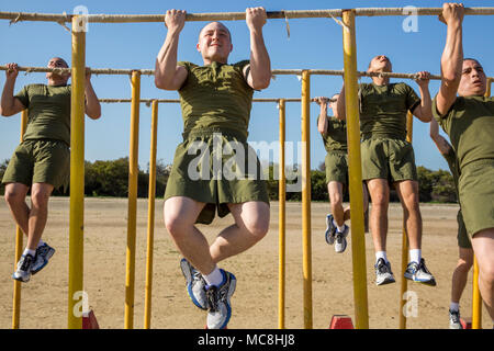 Rekruten aus Mike Unternehmen, 3. rekrutieren Ausbildung Bataillon, Durchführung von Pull-ups während einer Schaltung Kurs an der Marine Corps Rekruten Depot San Diego, März 26. Jede Station herausgefordert, Rekruten, größtmögliche Anstrengungen zu unternehmen, um das Beste aus jeder Übung zu erhalten. Jährlich mehr als 17.000 Männer aus den westlichen Recruiting Region rekrutiert werden an MCRD San Diego ausgebildet. Mike Unternehmen ist der Abschluss 15. Juni geplant. Stockfoto