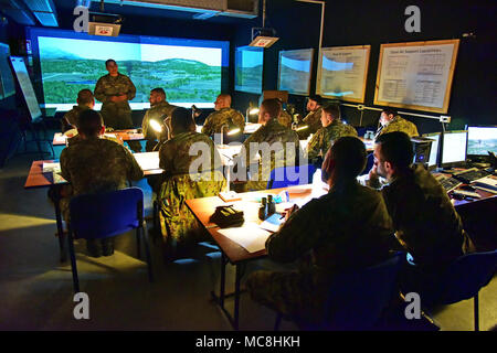 U.S. Army Staff Sgt. Ändern L. McGraw, ein Fallschirmjäger auf die 173Rd Airborne Brigade zugeordnet beauftragt italienische Heer Fallschirmjäger zu reglementieren" Savoia Cavalleria "folgore Brigade Grosseto zugewiesen, während der Ausbildung mit "Anruf für Trainer System (Betrieb, Mandant, Schlag und Maßnahme) an Caserma Ederle Vicenza, Italien, 27. März 2018. Italienische Fallschirmjäger mit US-Armee RTSD Süden Ausrüstung die bilateralen Beziehungen zu verbessern und die Zusammenarbeit und die Kapazität des Personals in gemeinsamen Aktionen beteiligt zu erweitern. Stockfoto