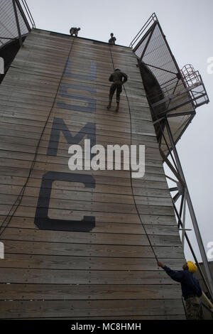 Us Marine Corps Rekruten mit Lima Company, 3.BATAILLON, rekrutieren Training Regiment, einem Turm abseilen auf Marine Corps Depot rekrutieren, Parris Island, S.C., 27. März 2018. Die rappel Turm imitiert eine Situation wo muss Marines in hohen Höhen abseilen. Stockfoto