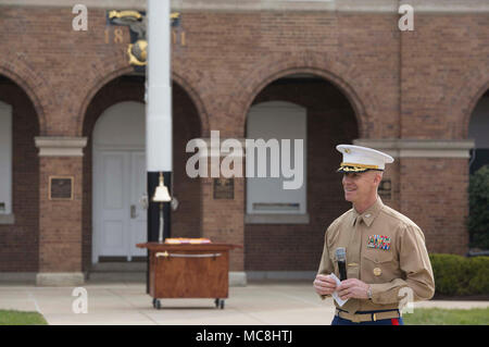 Oberst Tyler J. Zagurski, kommandierender Offizier, Marine Barracks Washington, spricht mit den Marines der MBW und Veteranen mit dem Zentrum House Association, bei Marine Barracks Washington, Washington DC, 29. März 2018. Die Kaserne war Gastgeber der Feier für seine 217th Birthday bei der Parade Deck, welches einen Kuchen Cutting und Leistungen durch das US Marine Corps Color Guard enthalten und der Präsident selbst 'U.S. Marine Band. Anwesend waren Marine Corps Veteranen mit dem Zentrum House Association und Marines von MBW. Stockfoto