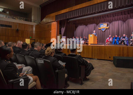 MONTEREY, Ca. (Mar. 30, 2018) Asst. Sekretär der Marine, Robert Woods liefert den Beginn Adresse für die Naval Postgraduate School (NPS) Quartal Winter Abschlussfeier in König Auditorium, März 30. NPS 250 Absolventen, die für Alle Teilstreitkräfte des amerikanischen Militärs sowie des Verteidigungsministeriums Zivilisten und 95 internationale Studierende aus 15 Nationen ausgezeichnet. Der NPS-Mission ist relevant und einzigartigen und fortschrittlichen Bildungs- und Forschungsprogramme der Schlagkraft von Unteroffizieren der Naval Service zu erhöhen die Sicherheit der Vereinigten Staaten zu verbessern. Stockfoto