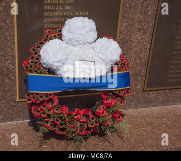 Darwin, NT, Australia-April 10,2018: rote, weiße und blaue Blumen Kranz von Prinz Charles am Ehrenmal War Memorial in Darwin, Australien gelegt Stockfoto