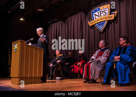 MONTEREY, Ca. (Mar. 30, 2018), Assistant Secretary der Marine, Manpower und finden Angelegenheiten Robert Woods liefert den Beginn Adresse während der Naval Postgraduate School (NPS) Winterquartier Abschlussfeier in König Auditorium, März 30. Die Universität 250 Studierende in diesem Quartal für alle Teilstreitkräfte des amerikanischen Militärs sowie des Verteidigungsministeriums Zivilisten und 15 internationale Studierende aus neun Nationen. Der NPS-Mission ist relevant und einzigartigen und fortschrittlichen Bildungs- und Forschungsprogramme der Schlagkraft von Unteroffizieren der Zu verbessern Stockfoto