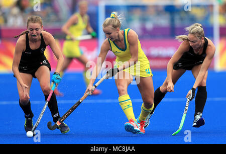 New Zealand (links-rechts) Madison Doar, Stephanie Kershaw Australiens und Neuseelands Anita McLaren Kampf um den Ball an der Gold Coast Hockey Centre bei Tag zehn Der 2018 Commonwealth Games in der Gold Coast, Australien Stockfoto