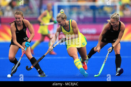 New Zealand (links-rechts) Madison Doar, Stephanie Kershaw Australiens und Neuseelands Anita McLaren Kampf um den Ball an der Gold Coast Hockey Centre bei Tag zehn Der 2018 Commonwealth Games in der Gold Coast, Australien Stockfoto