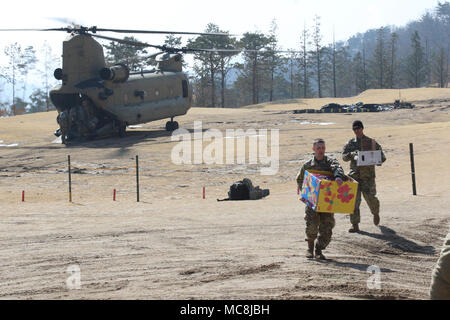 Soldaten offload Boxen von Girl Scout Cookies kombinierte Task Force Defender in Seongju, Südkorea, gestiftet von der Osan Flughafen Mädchen-pfadfinder von OSAN FLUGHAFEN, Südkorea, 13. März 2018. Die Osan Flughafen Pfadfinder gesammelt und gespendet wurden fast 200 Boxen von Cookies an den entfernten Standort im Rahmen des Projekts von Salzen, Cookies zu jenen, die nicht anderweitig Zugang haben. Stockfoto