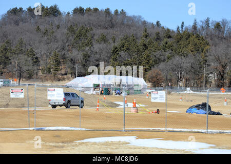 Arbeitnehmer mit Catamount Constructors, Inc. von Lakewood, Colo. Weiter Bau der Festung McCoy Access Control Point Projekt März 14, 2018, am Fort McCoy, Wis ein $ 9,9 Mio. für den Neubau wurde im Mai 2017 zu Catamount Constructors Inc. durch die AMERIKANISCHE Armee Korps von Ingenieuren, die Verwaltung der Auftrag vergeben. Das Projekt Beschreibung Zeigt den Bau umfasst den Bau eines neuen ID-Check mit einem neuen Gatehouse; Suche; Inspektion Vordächer; und die Entwicklung und den Bau von neuen Straßen, Parkplätze, Beleuchtung, und traffic control Signale. Stockfoto