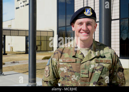 Airman Gideon Magrini, 841St Squadron Flugkörper Flugkörper Sicherheitskräfte Sicherheit Betreiber, stellt sich für ein Portrait nach seiner Armee Air Assault Badge 23. März 2018 empfangen, an der Malmstrom Air Force Base, Mont Magrini links für Air Assault Schule weniger als einen Monat nach der Ankunft in seine erste Pflicht. Stockfoto