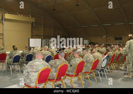 CAMP ARIFJAN, Kuwait - Soldaten hören zu und reagieren mit Fragen und Kommentare, die während des interaktiven Training von Kapitän Megan Welch, Opfer Fürsprecher für die 28 Infanterie Division. Mehr als 90 Soldaten nahmen an der Abteilung Zentrale und der Hauptsitz der Bataillon anfänglich starken Ausbildung während nach Kuwait, 19. März bereitgestellt. Die Einheit plant, eine Reihe von scharfen Schulungen während der Bereitstellung. ( Stockfoto