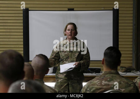 CAMP ARIFJAN, Kuwait - Kapitän Megan Welch, Opfer Fürsprecher für die 28 Infanterie Division bietet interaktives Training März 19 bis mehr als 100 Soldaten während der Konzernzentrale und Zentrale Bataillon ersten scharfen Training während in Kuwait stationiert. Die Einheit plant, eine Reihe von scharfen Schulungen während der Bereitstellung. ( Stockfoto