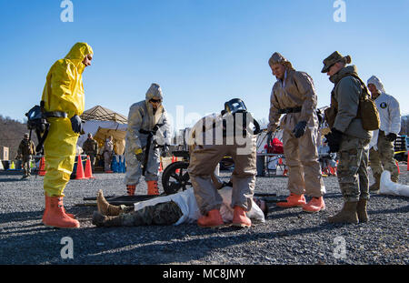 West Virginia Army National Guard Soldaten durchführen HLW auf einem mock Unfall als Teil der chemischen, biologischen, radiologischen, nuklearen und explosiven Rücknahmegarantie Enhanced Response Force Paket (CERF-P) Dekontamination team Grundausbildung März 26, 2018 Volkstone Training Area, Camp Dawson, W. Virginia. Nach Erhalt der Opfer bei einem Unfall Sammelstelle das Team das Leben haben Energiesparmaßnahmen durchzuführen. Stockfoto